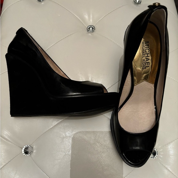 Michael Kors Women's
Dalia Wedge Peep Toe Platform shoe. Size 8. - Picture 4 of 6